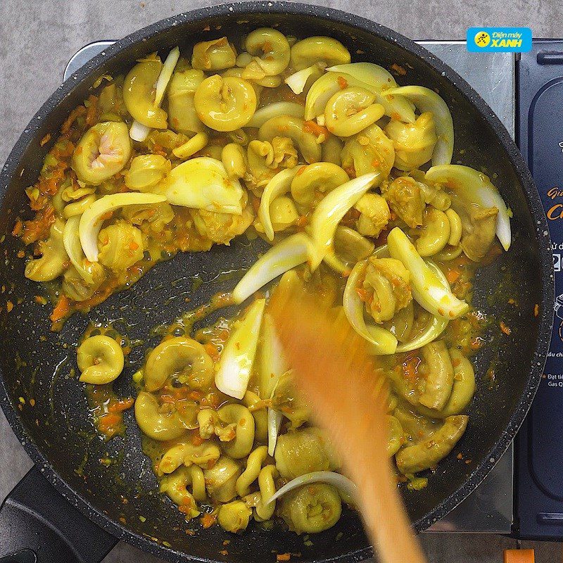 Step 3 Stir-fry pig intestines Stir-fried pig intestines with turmeric