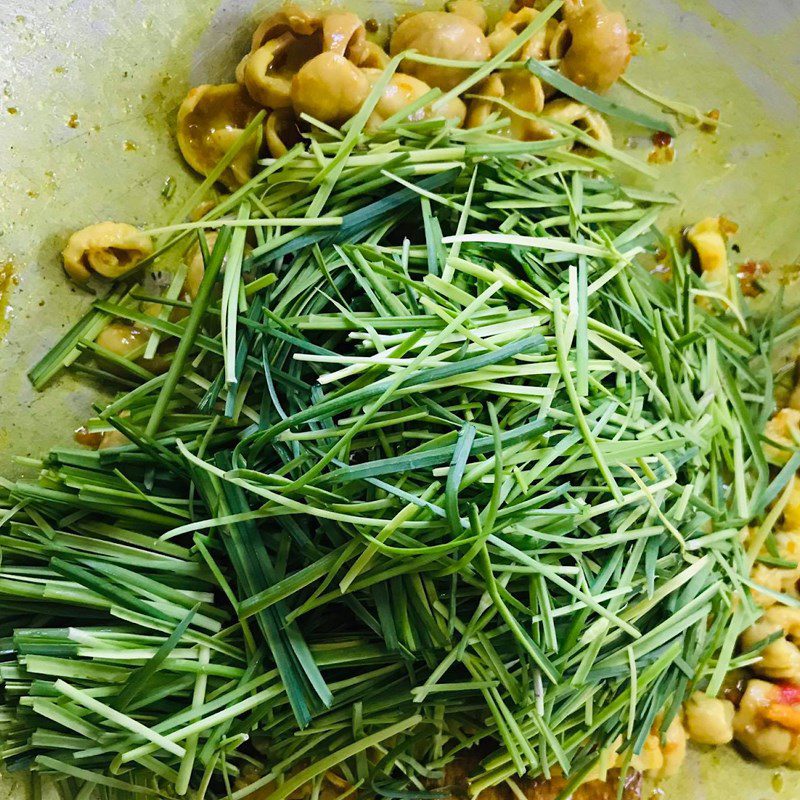 Step 3 Stir-fry pork intestines Pork intestines stir-fried with turmeric and chives