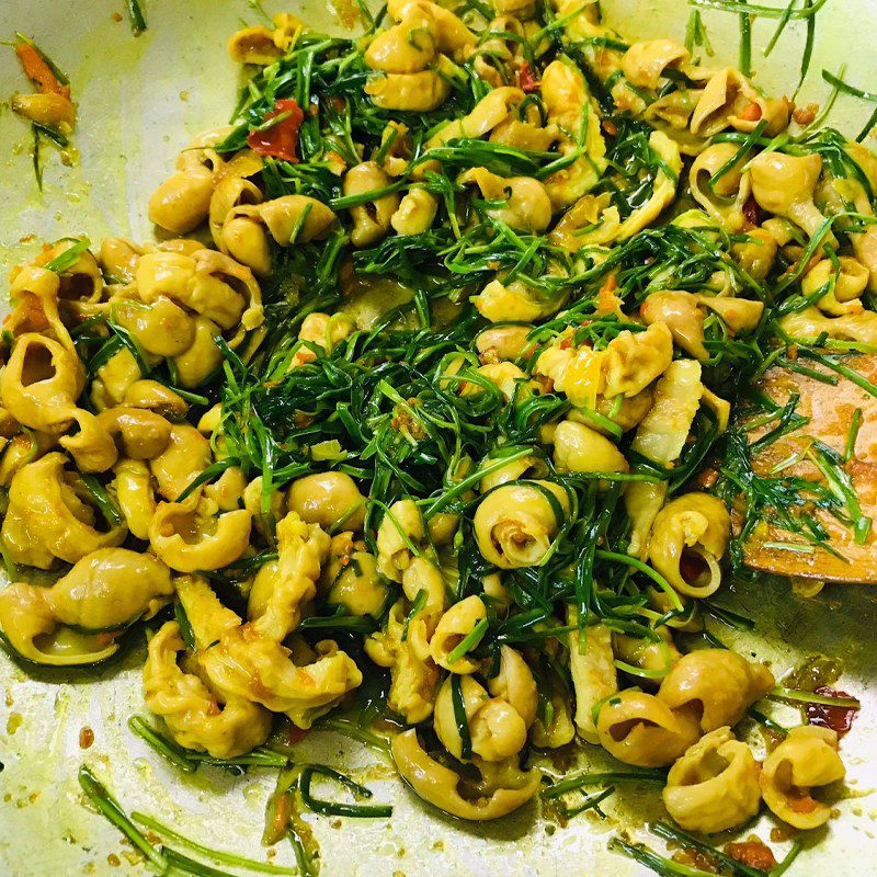 Step 3 Stir-fry pork intestines Pork intestines stir-fried with turmeric and chives