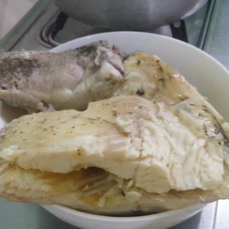 Step 3 Boil fish with pineapple water Elephant ear fish cooked sour soup