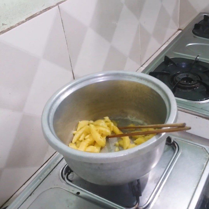 Step 3 Boil fish with pineapple water Elephant ear fish cooked sour soup