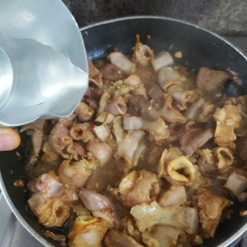 Step 4 Stir-fried pig intestines Stir-fried pig intestines with turmeric (recipe shared by users)