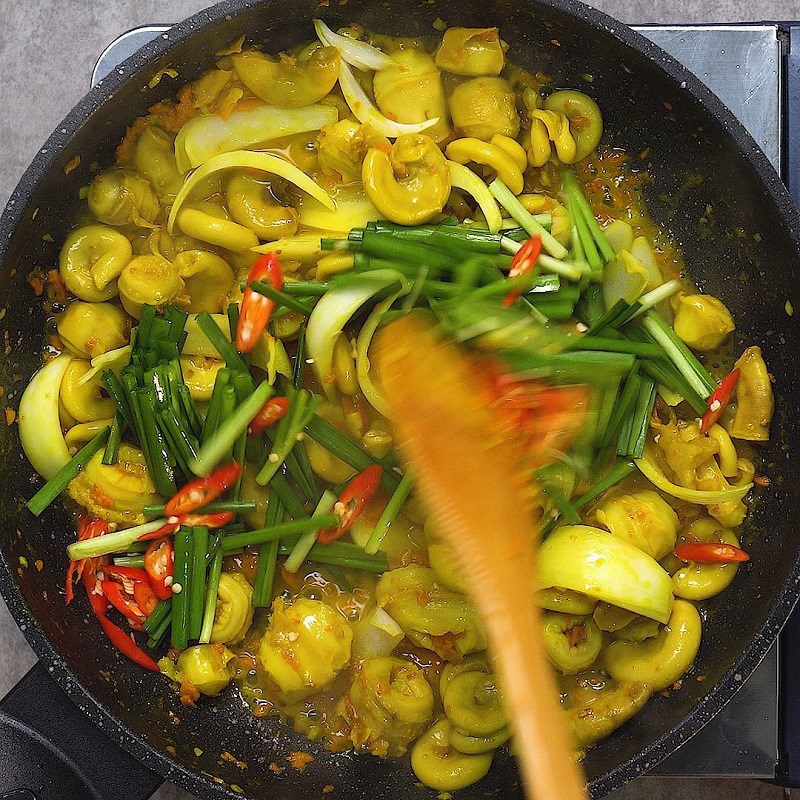 Step 3 Stir-fry pig intestines Stir-fried pig intestines with turmeric