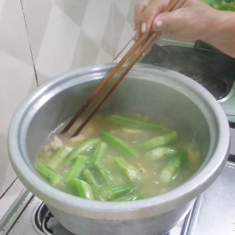 Step 4 Cook fish soup Elephant ear fish cooked sour soup