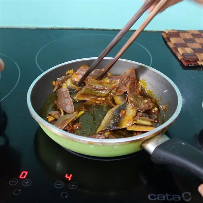 Step 4 Stir-fried eel and banana Stir-fried eel with green banana