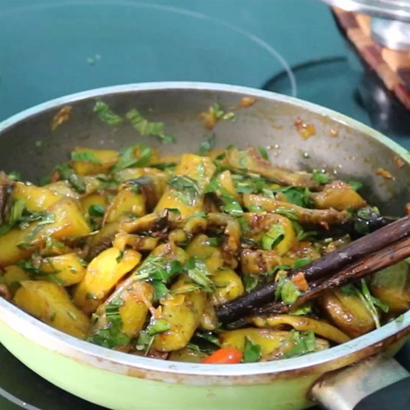 Step 4 Stir-fried eel and banana Stir-fried eel with green banana