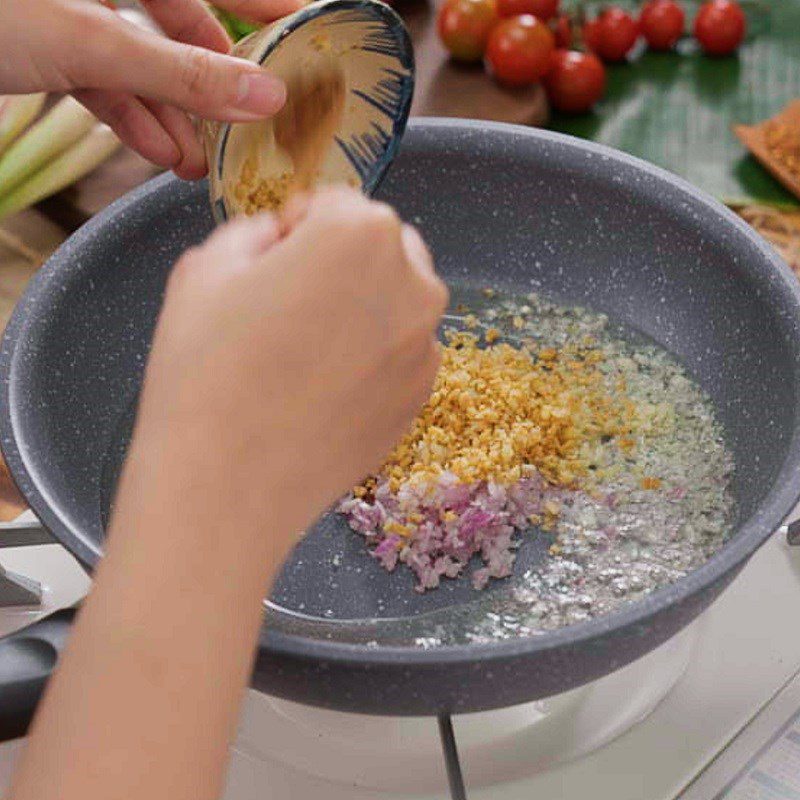 Step 2 Stir-fry the fermented shrimp paste Fried Rice with Fermented Shrimp Paste