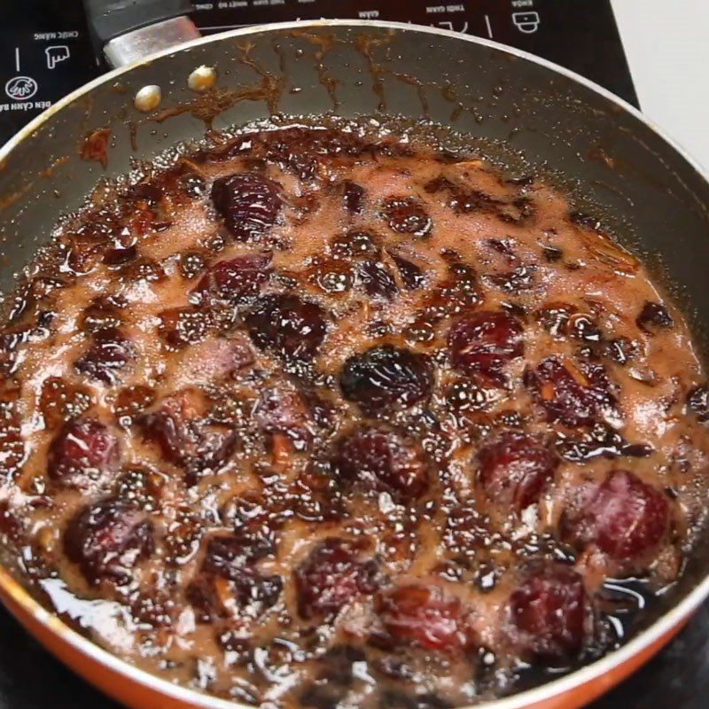 Step 3 Stir-fry plums Dried ginger plums