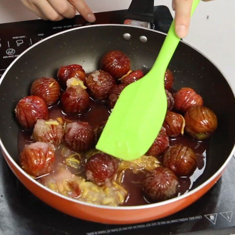 Step 3 Stir-fry plums Dried ginger plums