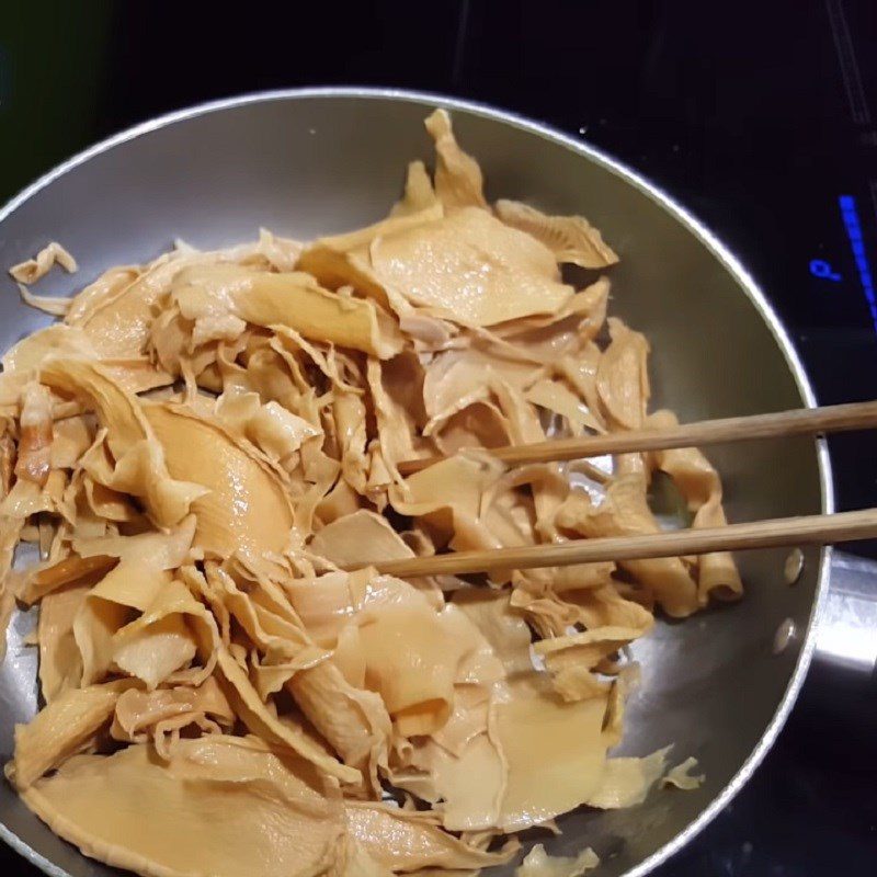 Step 4 Stir-fried bamboo shoots with pork bones