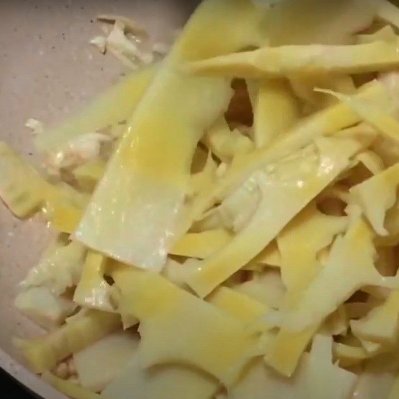 Step 5 Stir-fry bamboo shoots Duck noodle soup