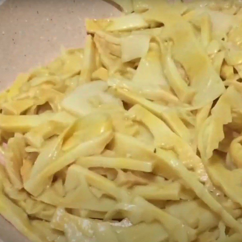 Step 5 Stir-fry bamboo shoots Duck noodle soup