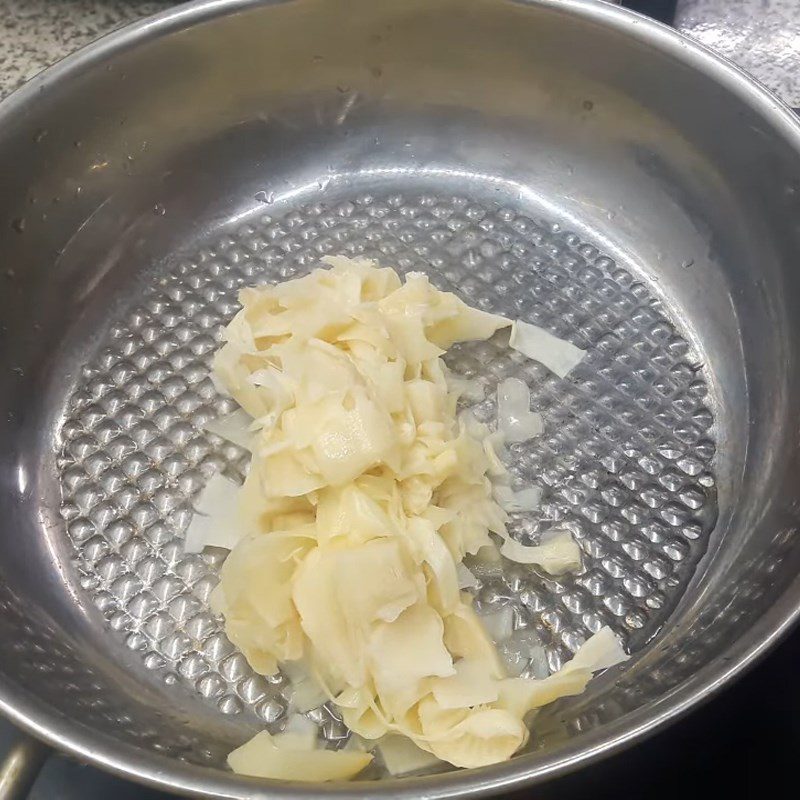 Step 3 Stir-fry sour bamboo shoots Noodle with goose