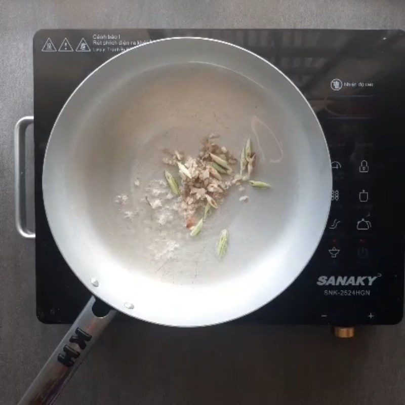 Step 4 Stir-fried sour bamboo shoots Beef bone soup with sour bamboo shoots