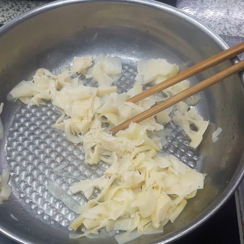 Step 3 Stir-fry sour bamboo shoots with duck noodles