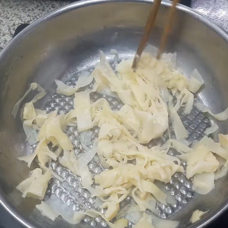 Step 3 Stir-fry sour bamboo shoots with duck noodles