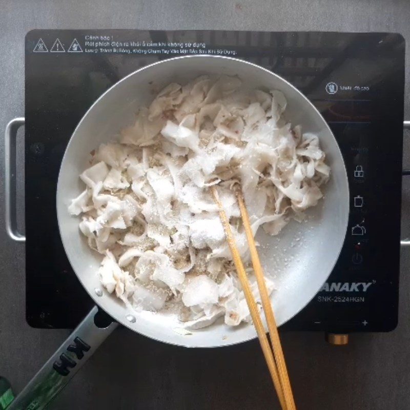 Step 4 Stir-fried sour bamboo shoots Beef bone soup with sour bamboo shoots