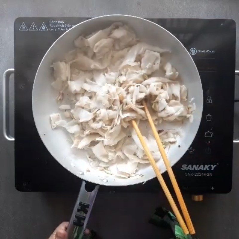 Step 4 Stir-fried sour bamboo shoots Beef bone soup with sour bamboo shoots