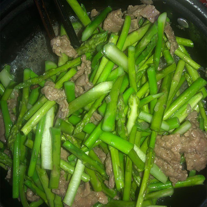 Step 4 Stir-fried asparagus with beef Stir-fried asparagus with beef