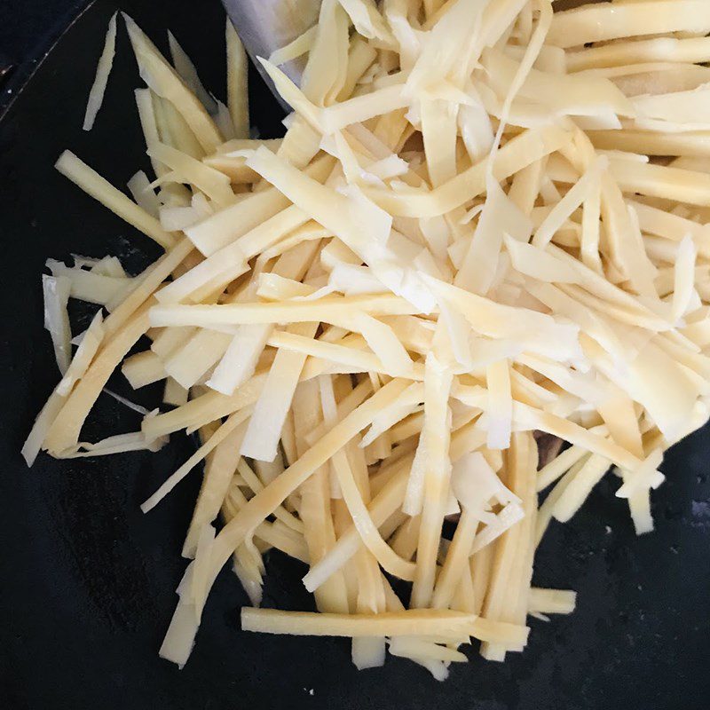 Step 3 Stir-fried bamboo shoots with bean sprouts