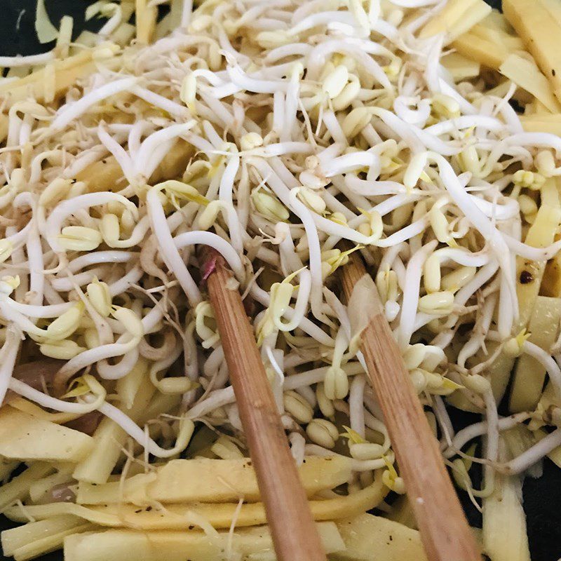 Step 3 Stir-fried bamboo shoots with bean sprouts