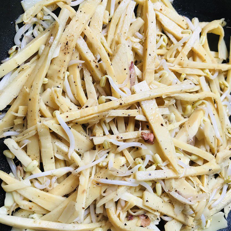 Step 3 Stir-fried bamboo shoots with bean sprouts