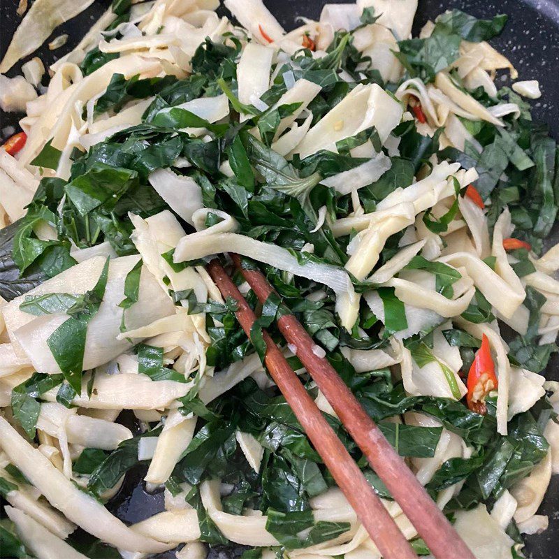 Step 2 Stir-fried bamboo shoots with Vietnamese betel leaves Stir-fried bamboo shoots with betel leaves