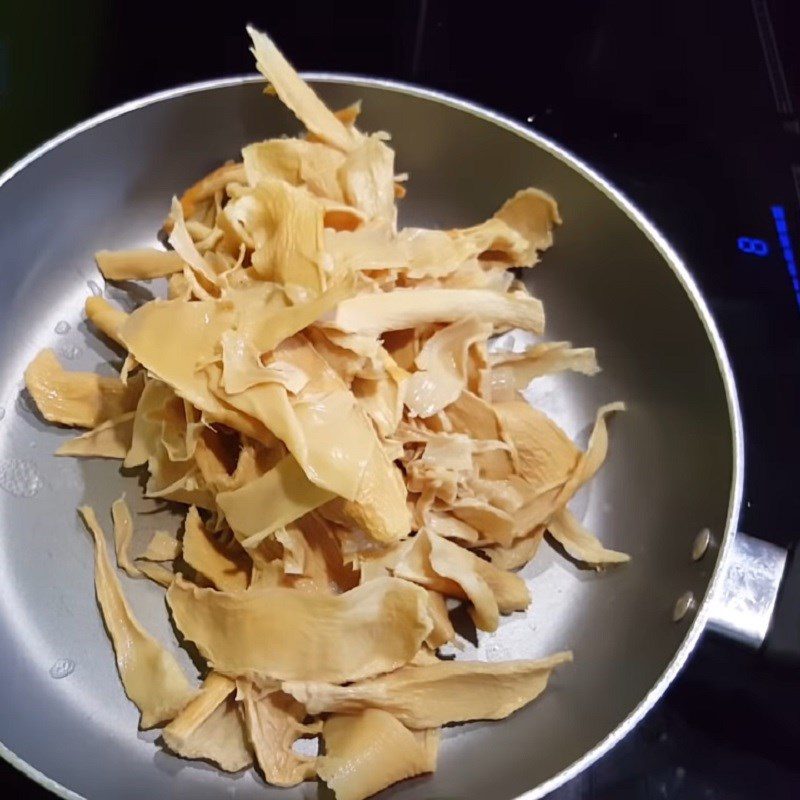 Step 4 Sauté the bamboo shoots for dried bamboo shoot soup