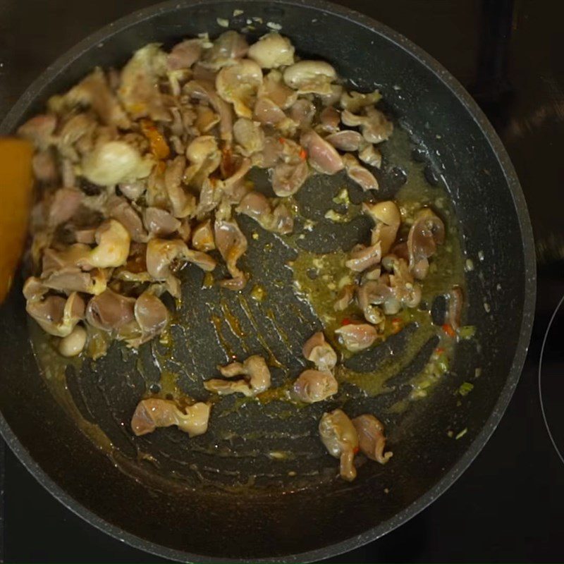 Step 3 Stir-fry chicken gizzards Chicken gizzards stir-fried with satay