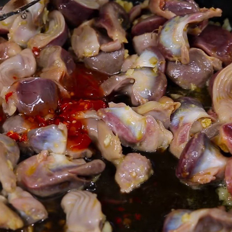 Step 3 Stir-fry chicken gizzards Chicken gizzards stir-fried with butter and garlic