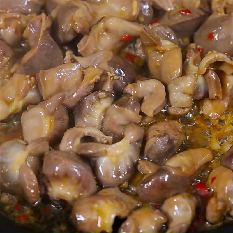 Step 3 Stir-fry chicken gizzards Chicken gizzards stir-fried with butter and garlic