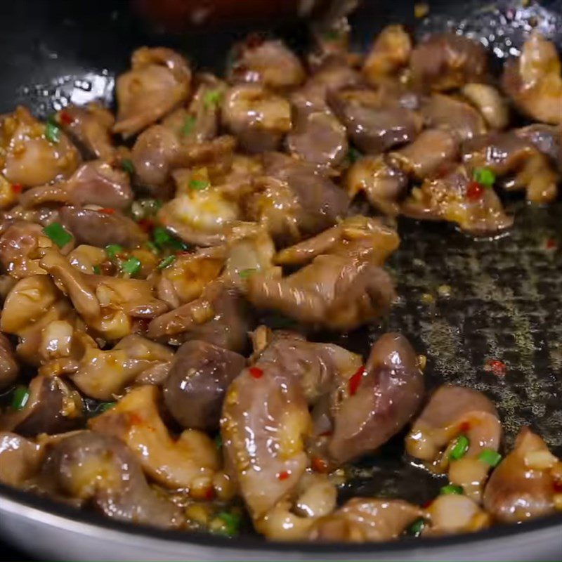 Step 3 Stir-fry chicken gizzards Chicken gizzards stir-fried with butter and garlic