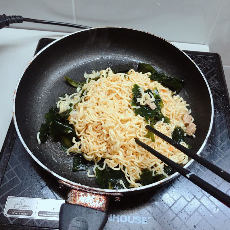 Step 5 Stir-frying noodles for seaweed fried noodles