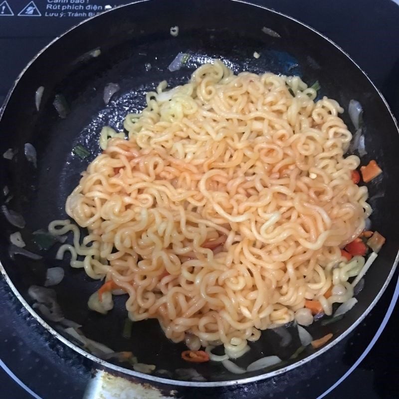 Step 4 Frying noodles Spicy fried noodles