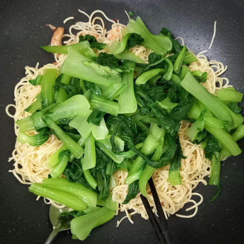 Step 3 Stir-frying noodles Stir-fried noodles with bok choy