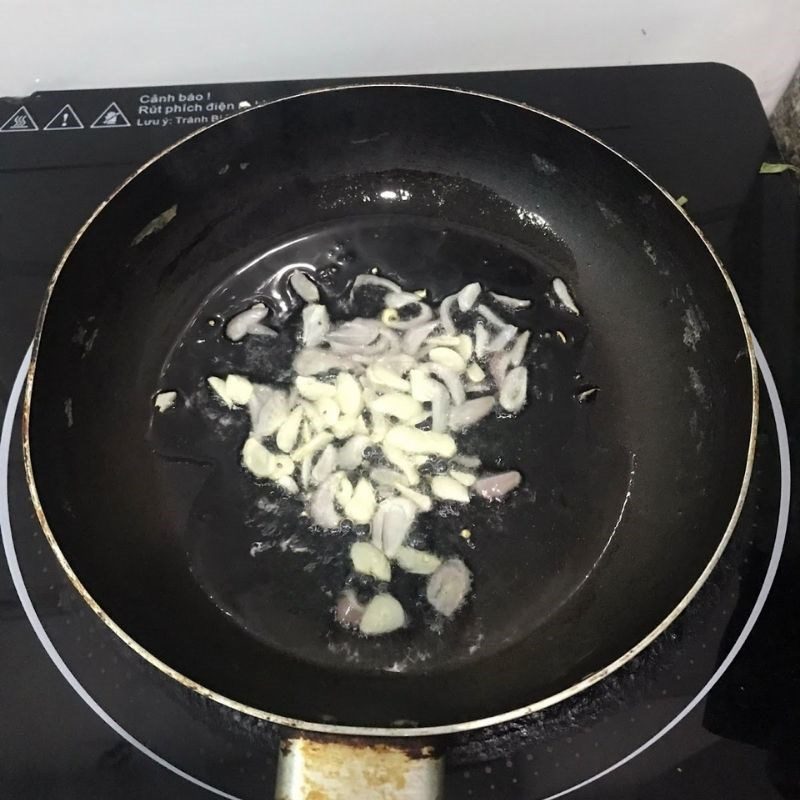 Step 4 Frying noodles Spicy fried noodles