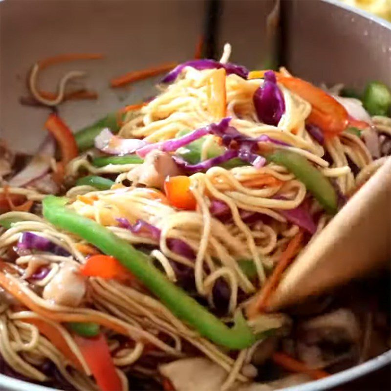 Step 4 Stir-fried noodles with chicken and vegetables