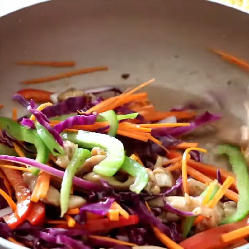 Step 4 Stir-fried noodles with chicken and vegetables