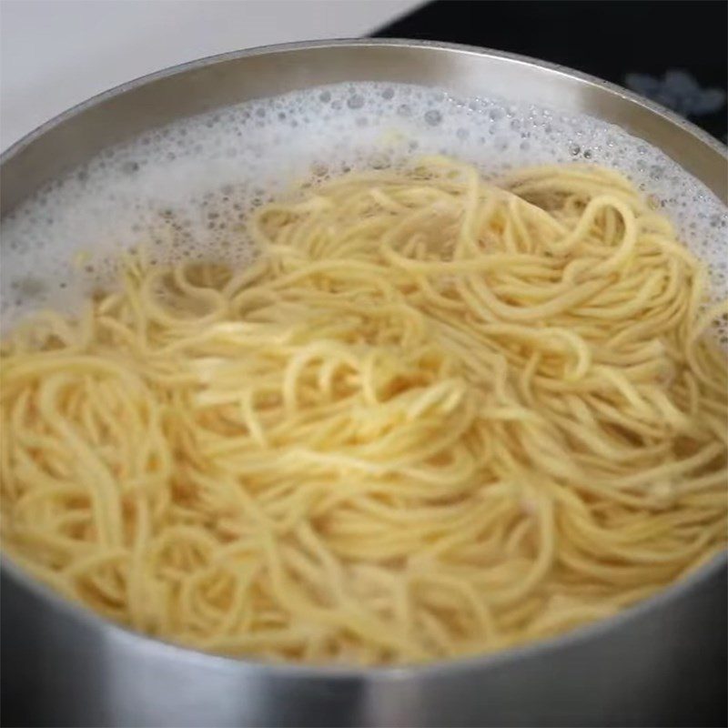 Step 4 Stir-fry noodles Stir-fried chicken noodle with vegetables