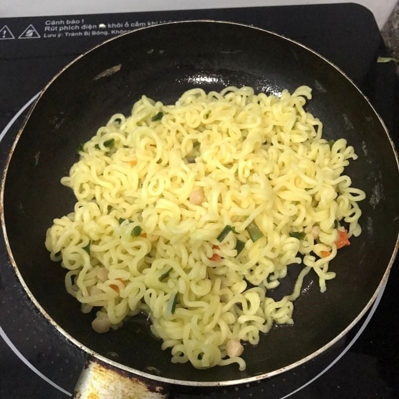 Step 4 Frying noodles Spicy fried noodles
