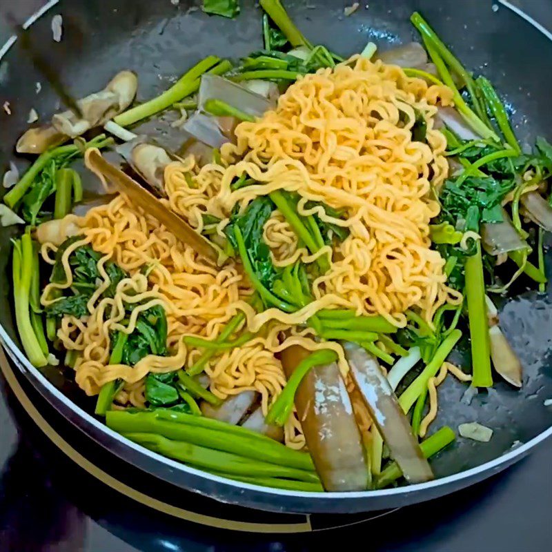 Step 4 Stir-fried Noodles Clams with Water Spinach