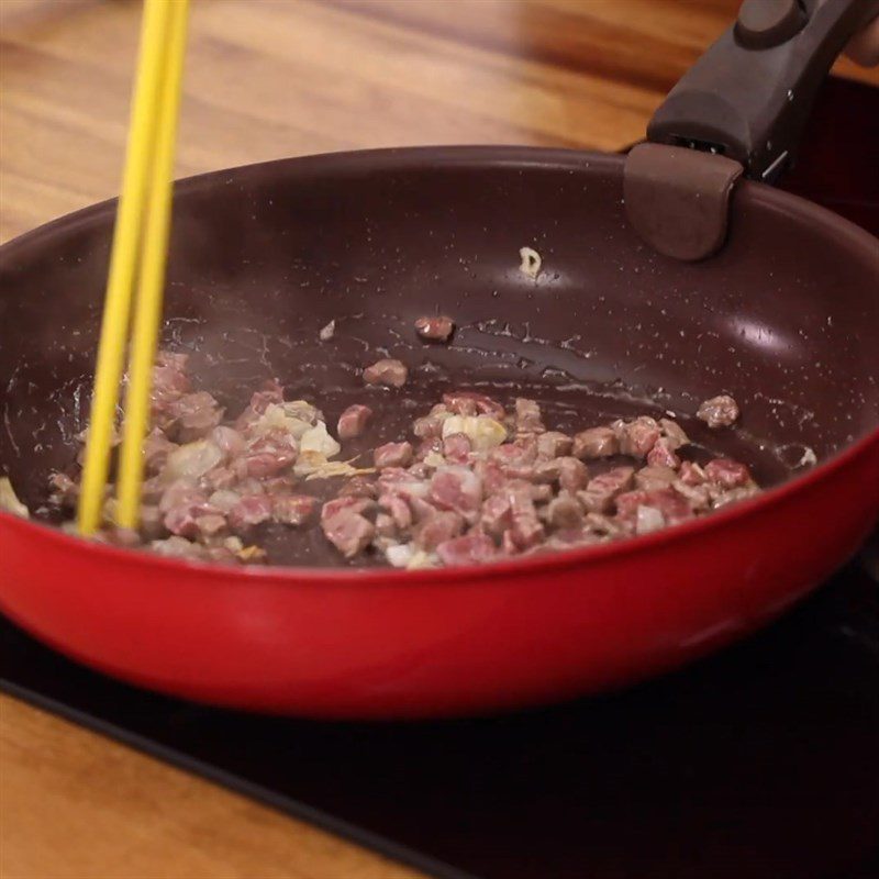 Step 4 Stir-fried noodles Chũ noodles with beef