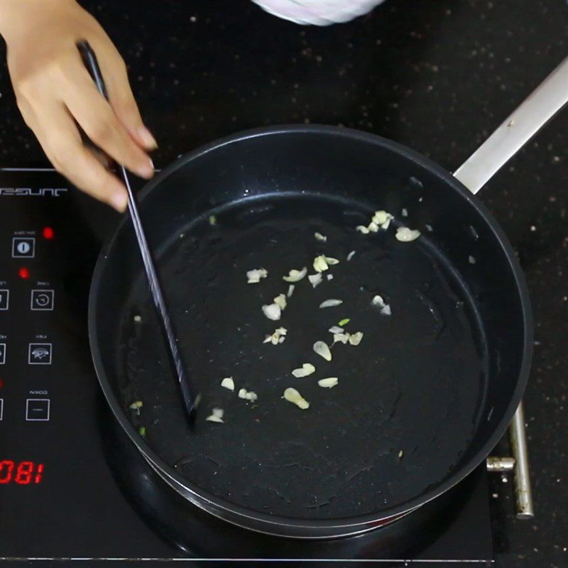 Step 4 Stir-fried noodles with chũ noodles and vegetables