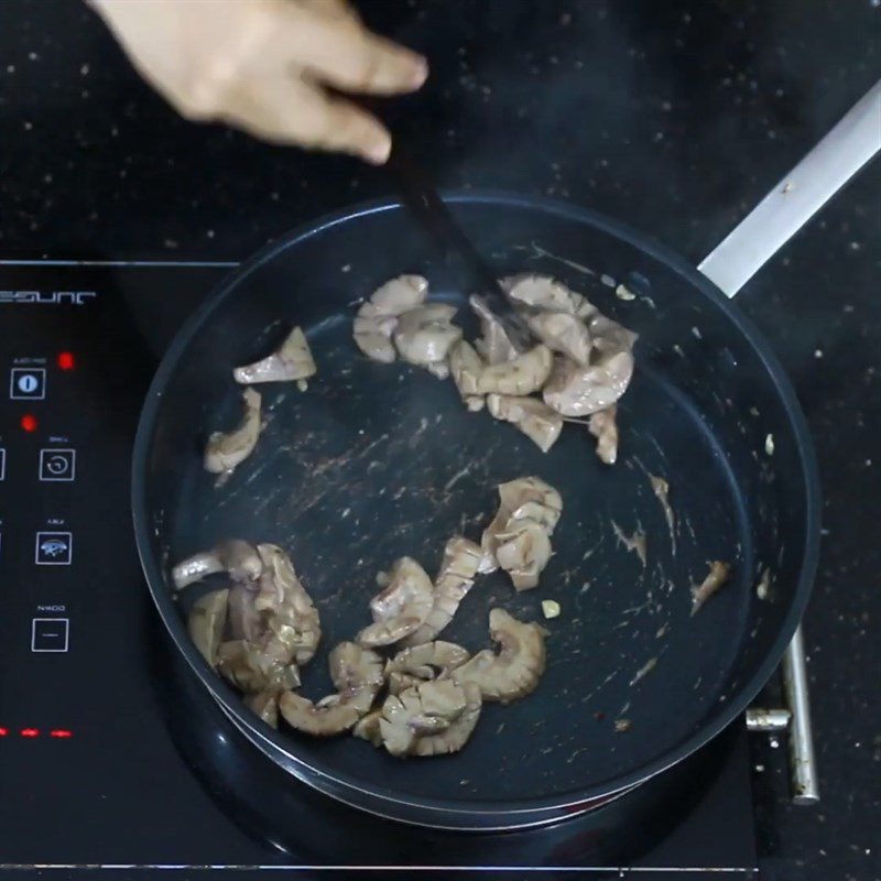 Step 4 Stir-fried noodles with chũ noodles and vegetables