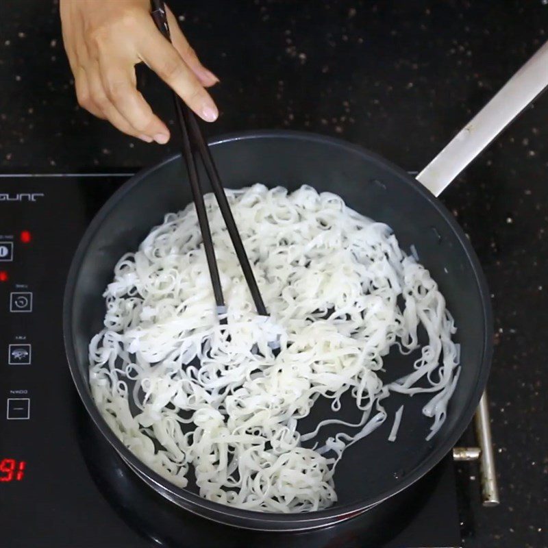 Step 4 Stir-fried noodles with chũ noodles and vegetables