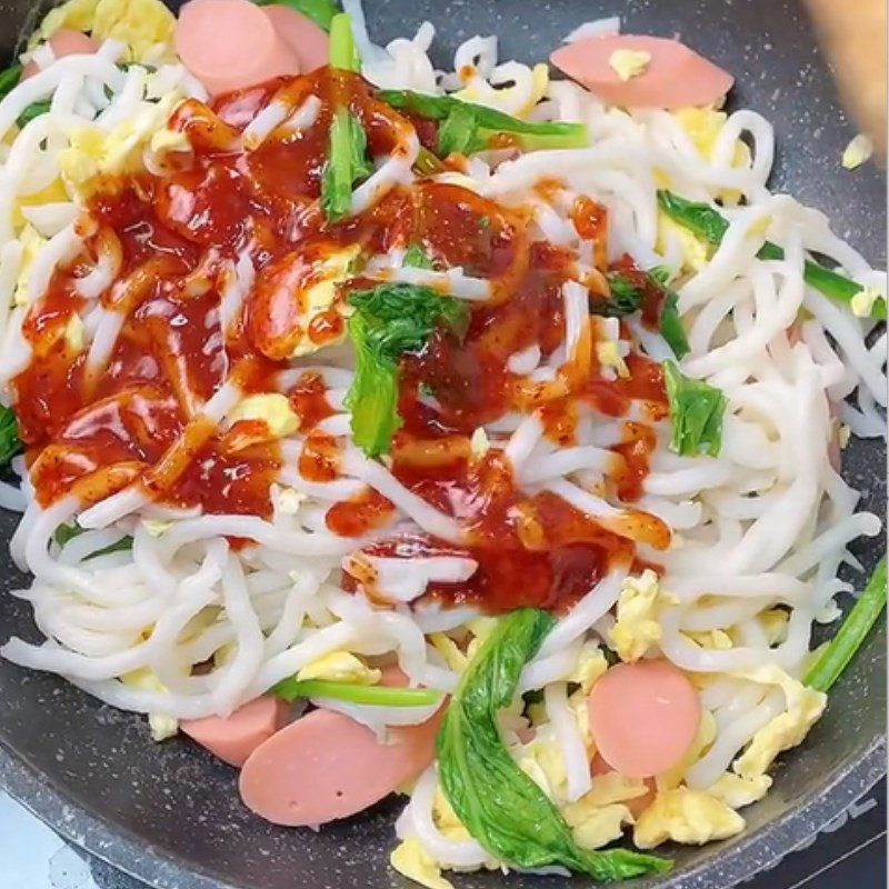 Step 3 Stir-fried noodles Spicy udon noodles (Recipe shared from Tiktik Cooking with TasteVN)