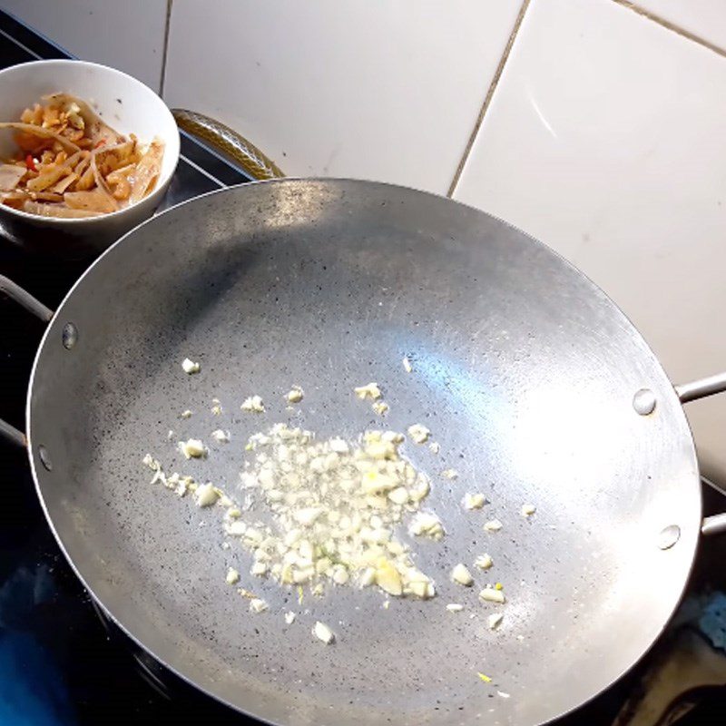 Step 4 Stir-fried noodles Stir-fried noodles with dried squid