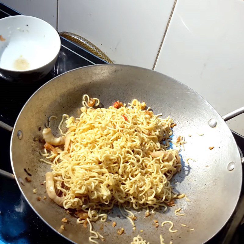 Step 4 Stir-fried noodles Stir-fried noodles with dried squid