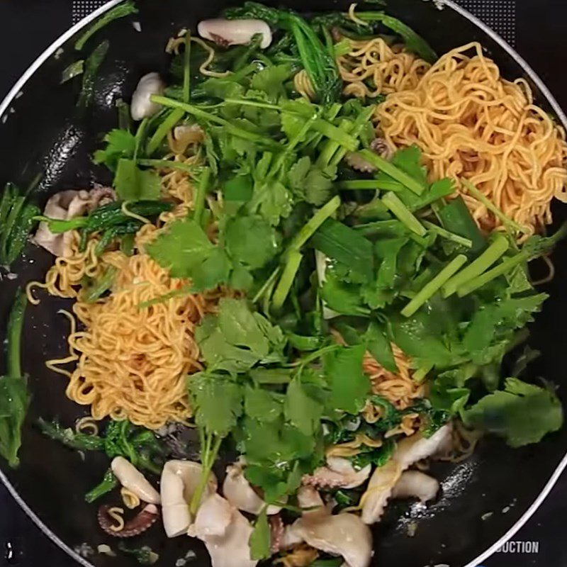 Step 4 Stir-fried noodles with octopus and bok choy