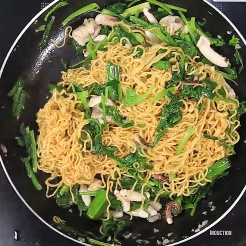 Step 4 Stir-fried noodles with octopus and bok choy